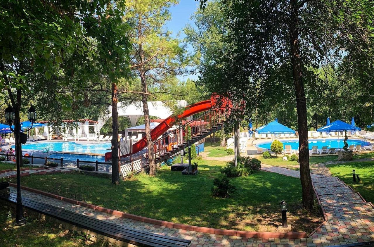 Sky Land Camping & Resort Cricova Ngoại thất bức ảnh